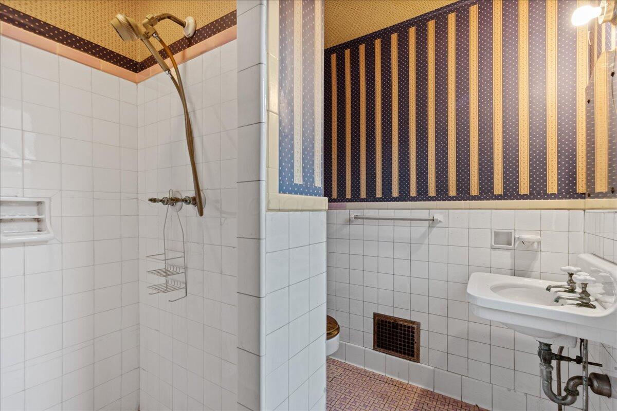 1951 Collingswood Road