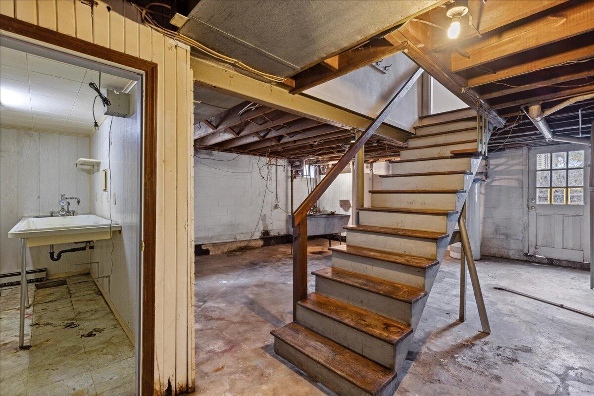 1951 Collingswood Road