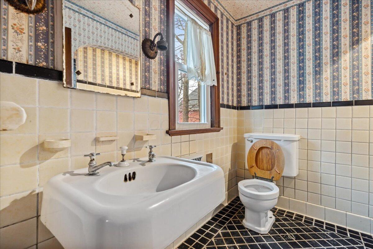 1951 Collingswood Road