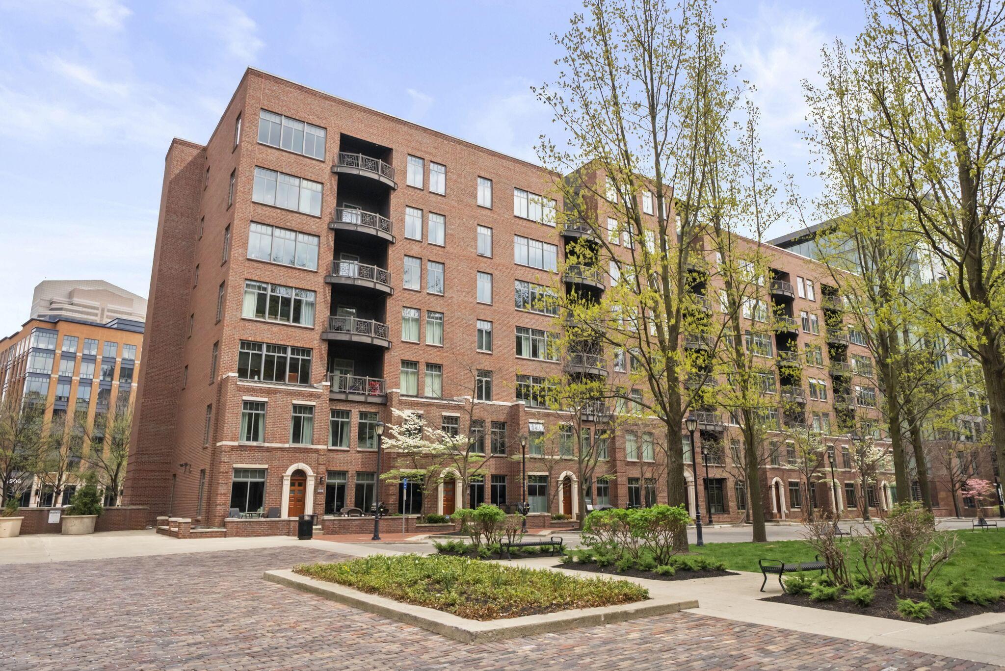250 Daniel Burnham Square, 710