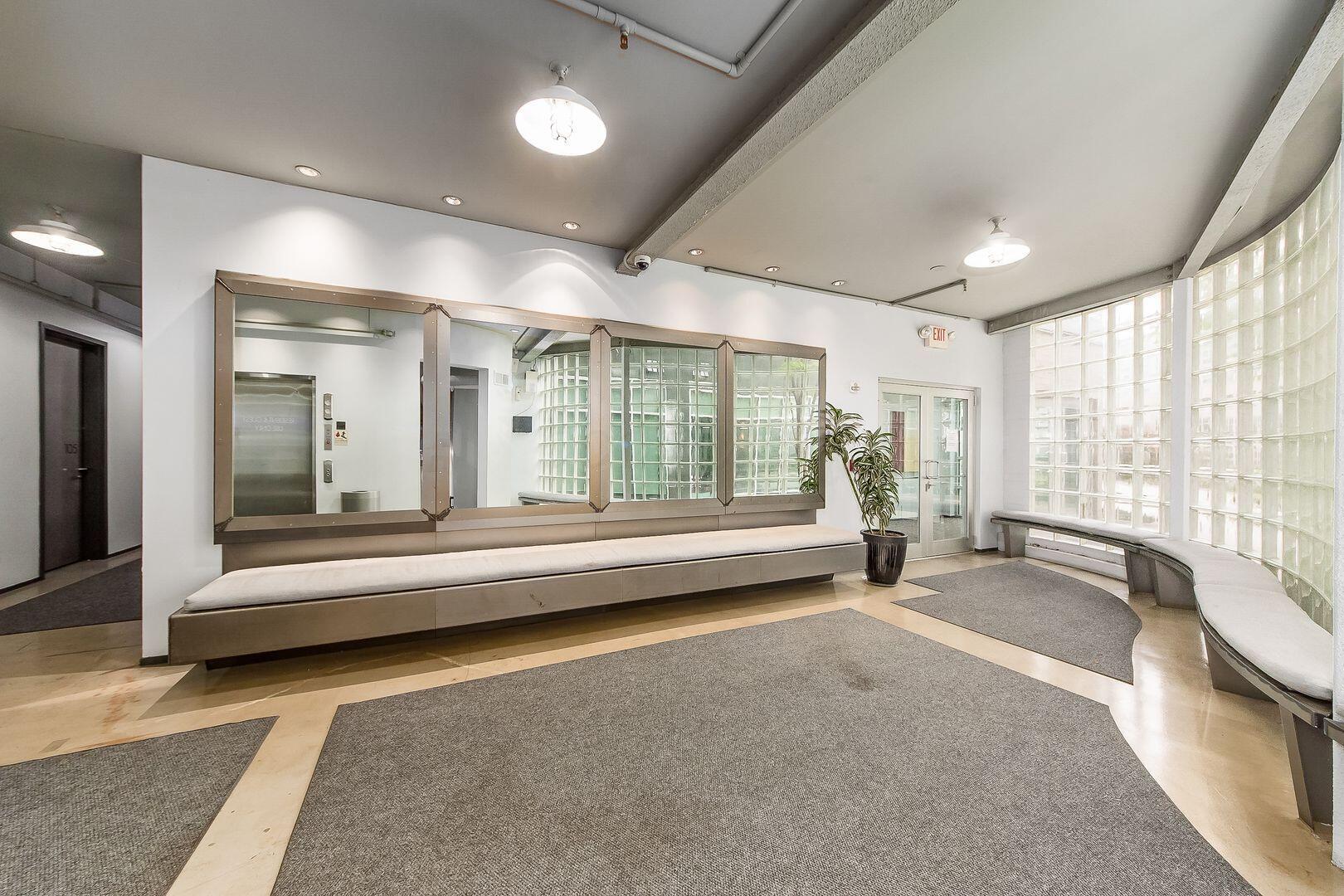 60 E Spring Street, 121