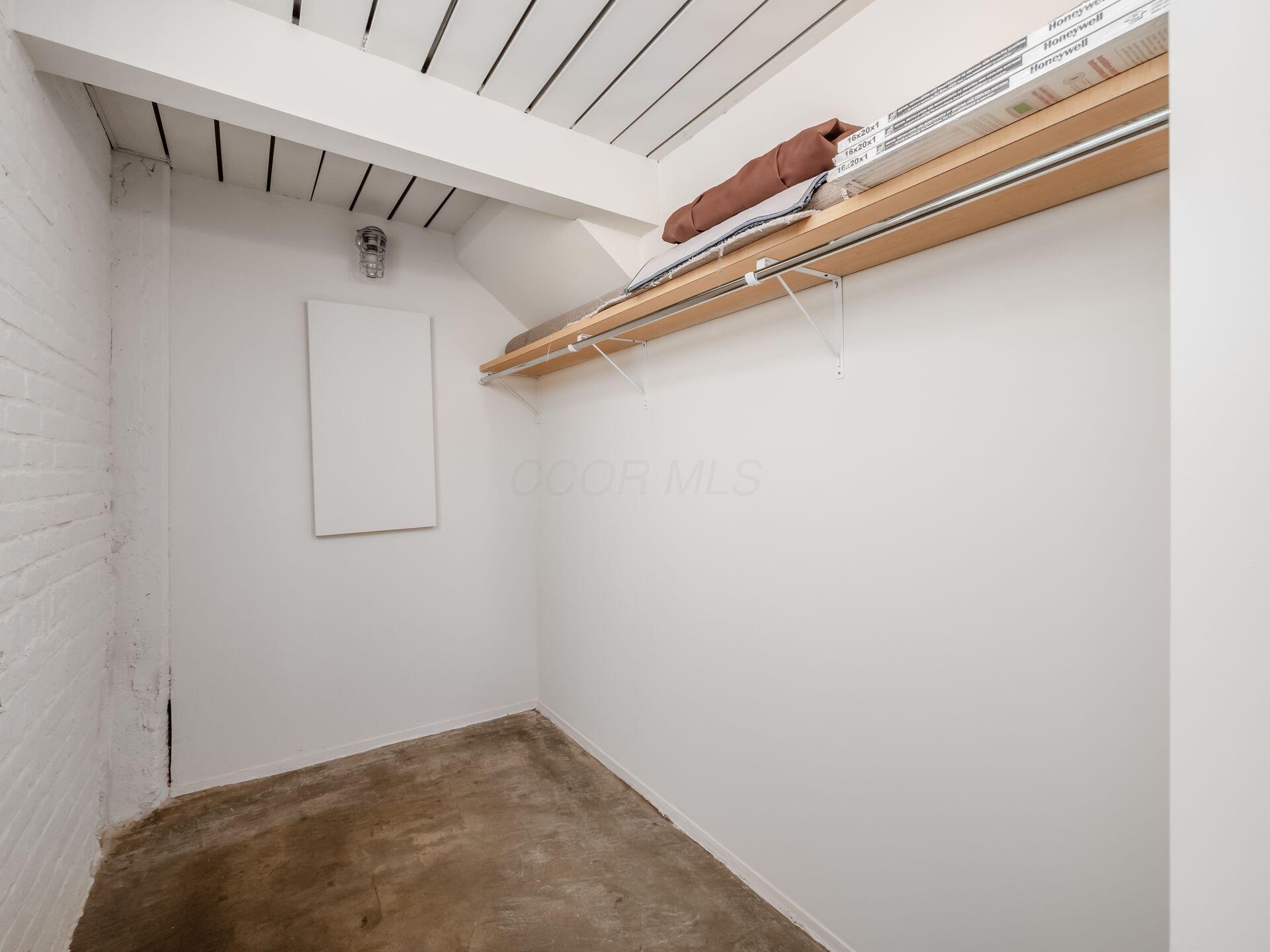 60 E Spring Street, 121