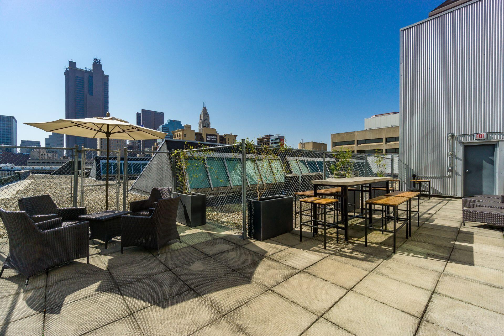 60 E Spring Street, 121