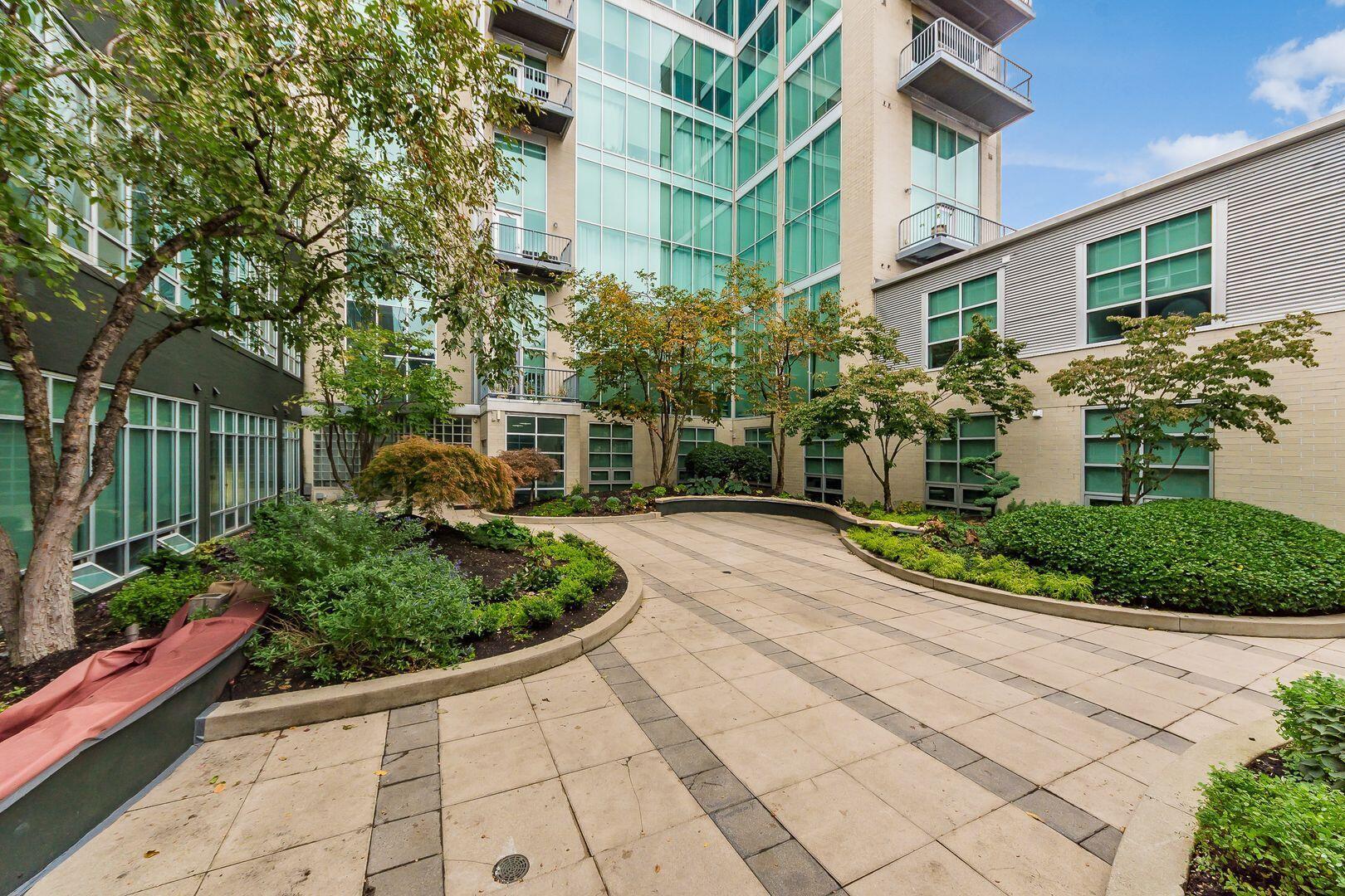 60 E Spring Street, 121