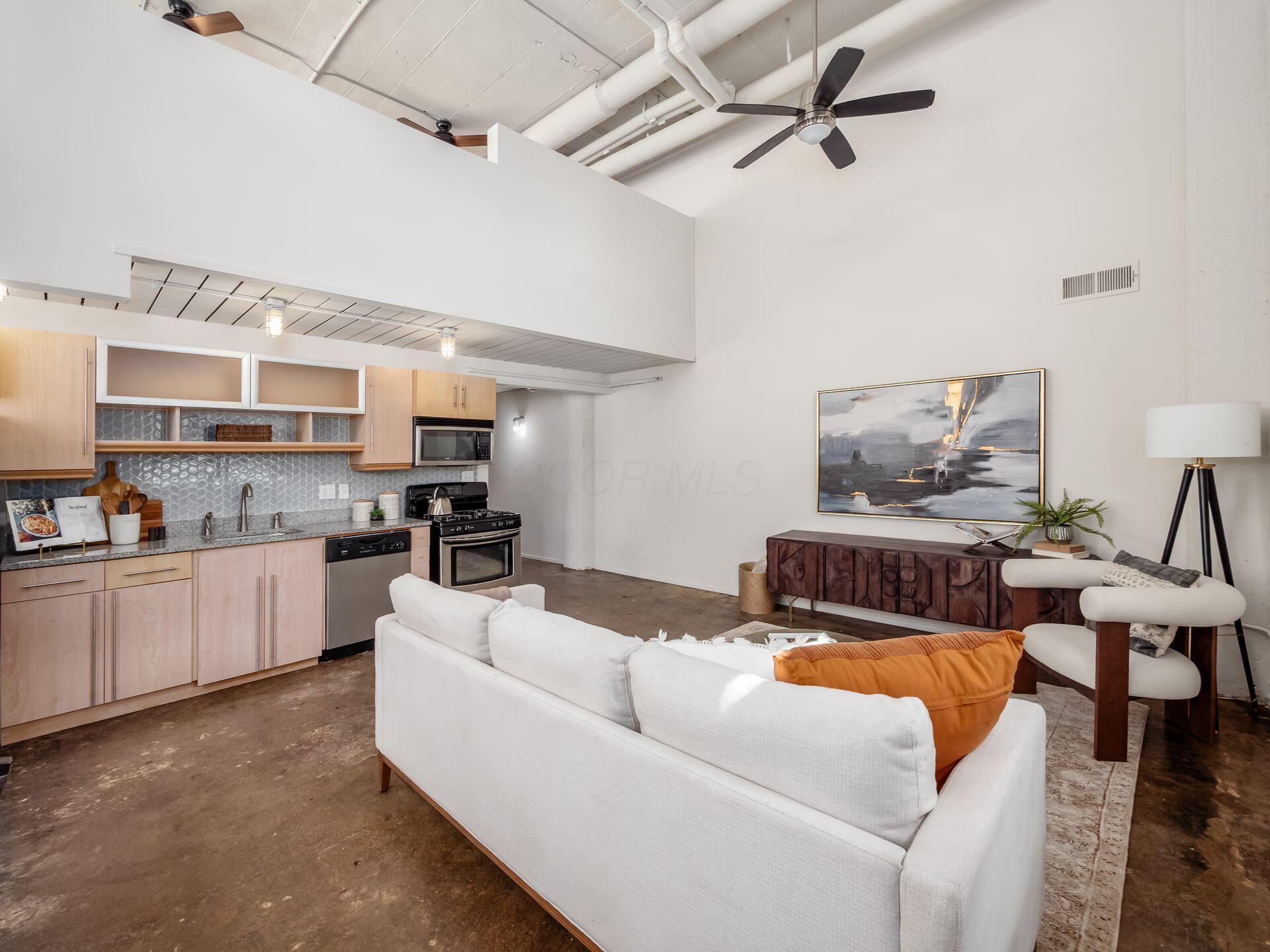 60 E Spring Street, 121