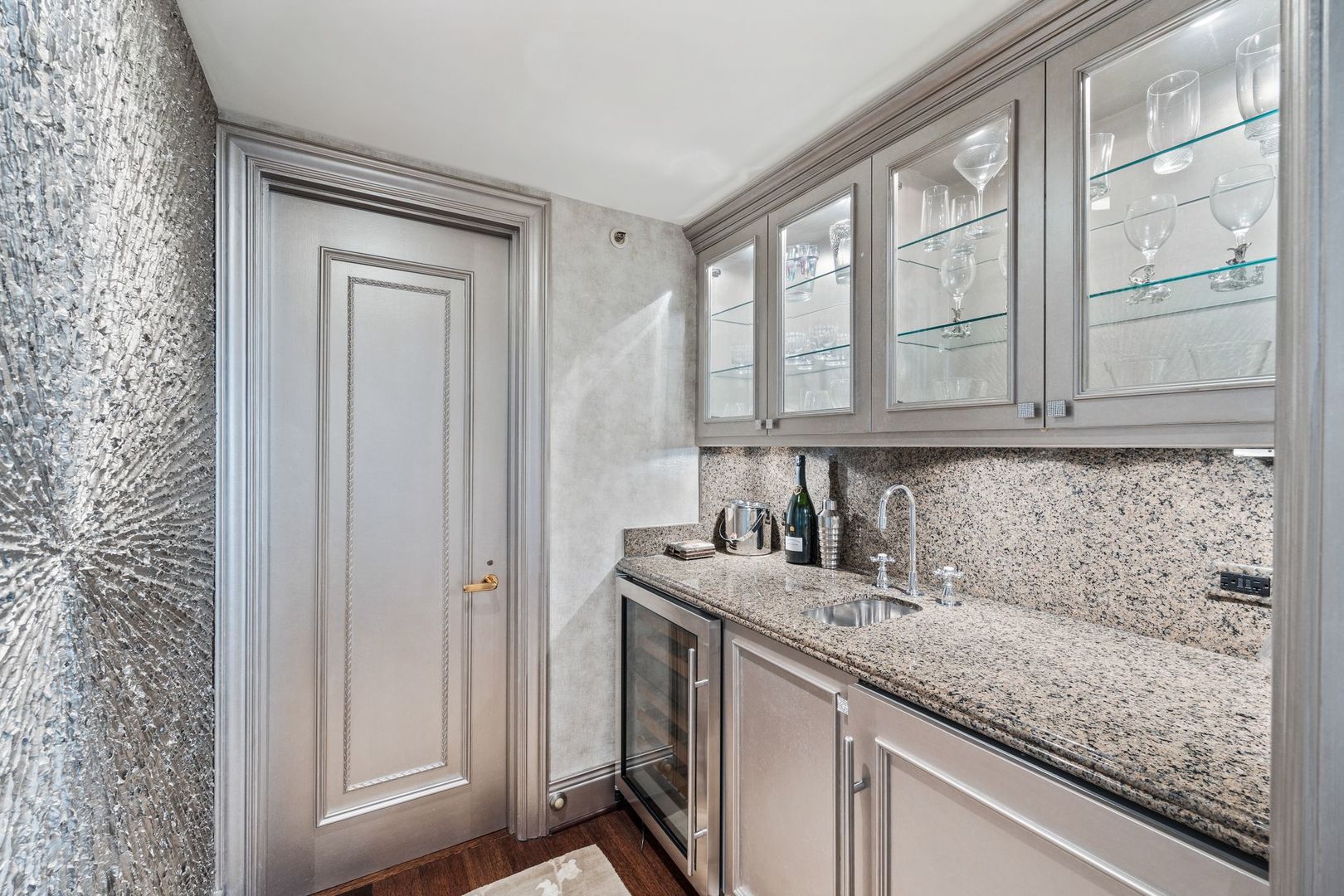 132 E Delaware Place Unit: 5501