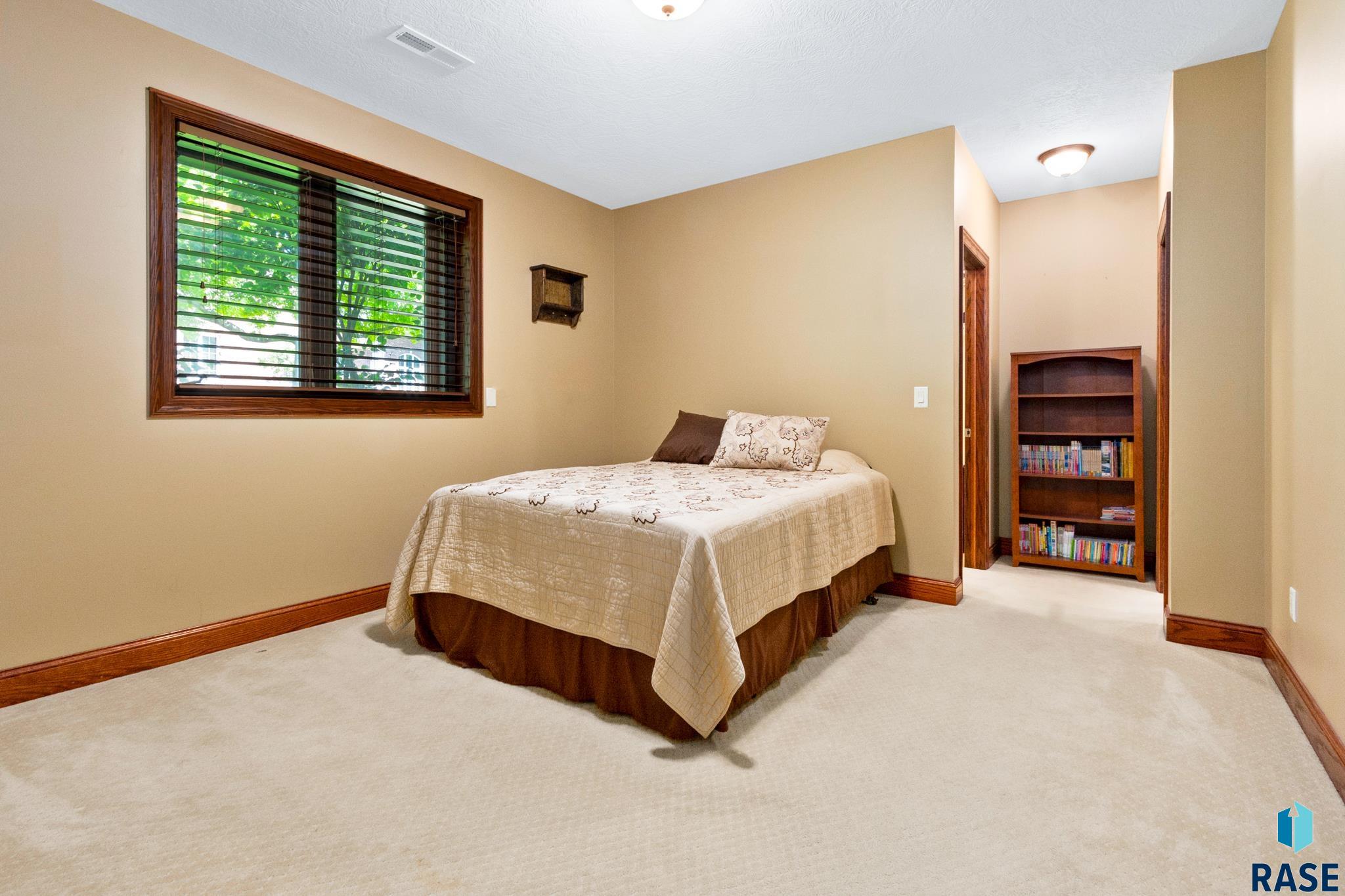 5609 S Shadow Ridge Cir