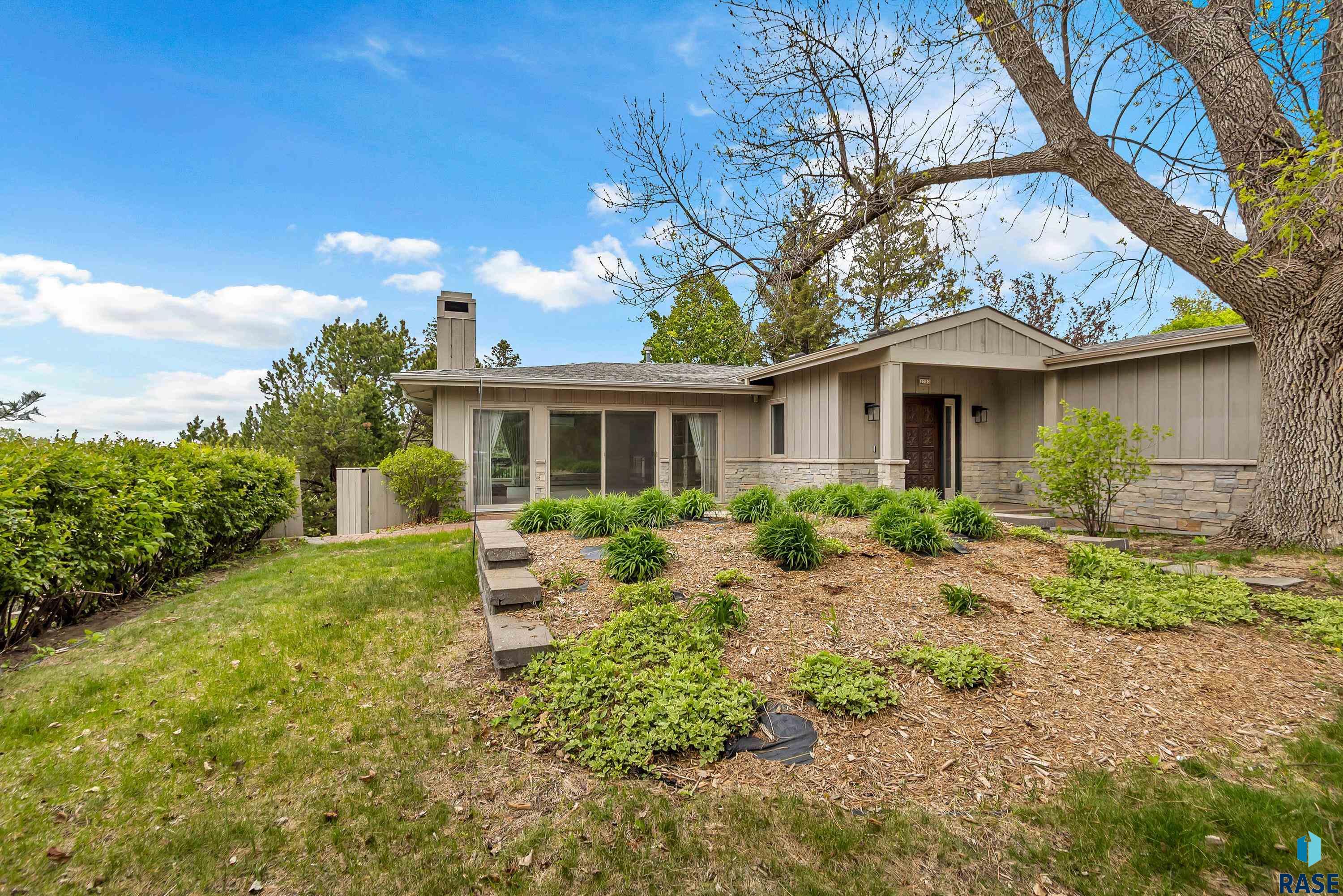 3030 W Donahue Dr