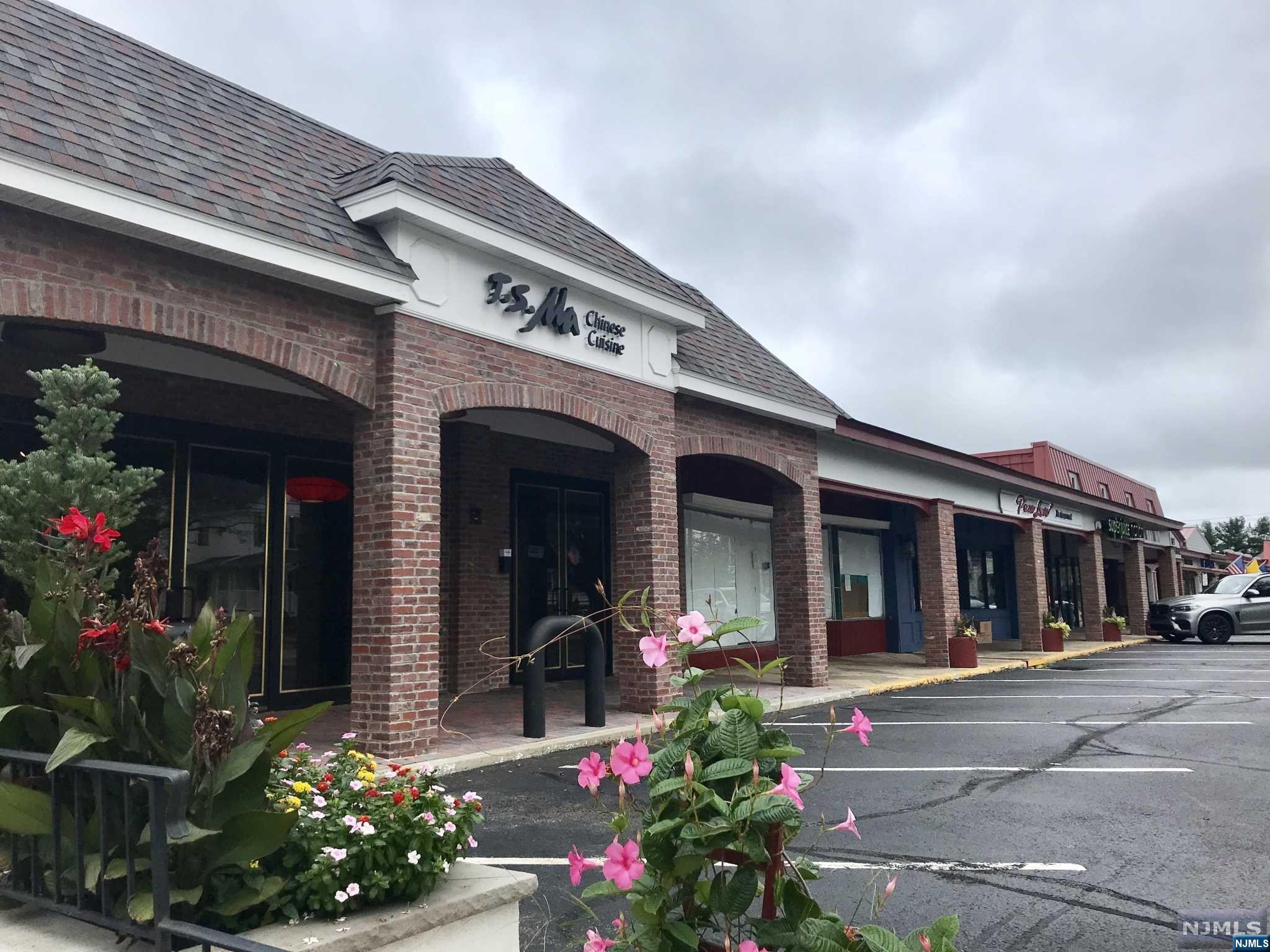 637-651 Avenue Store 6