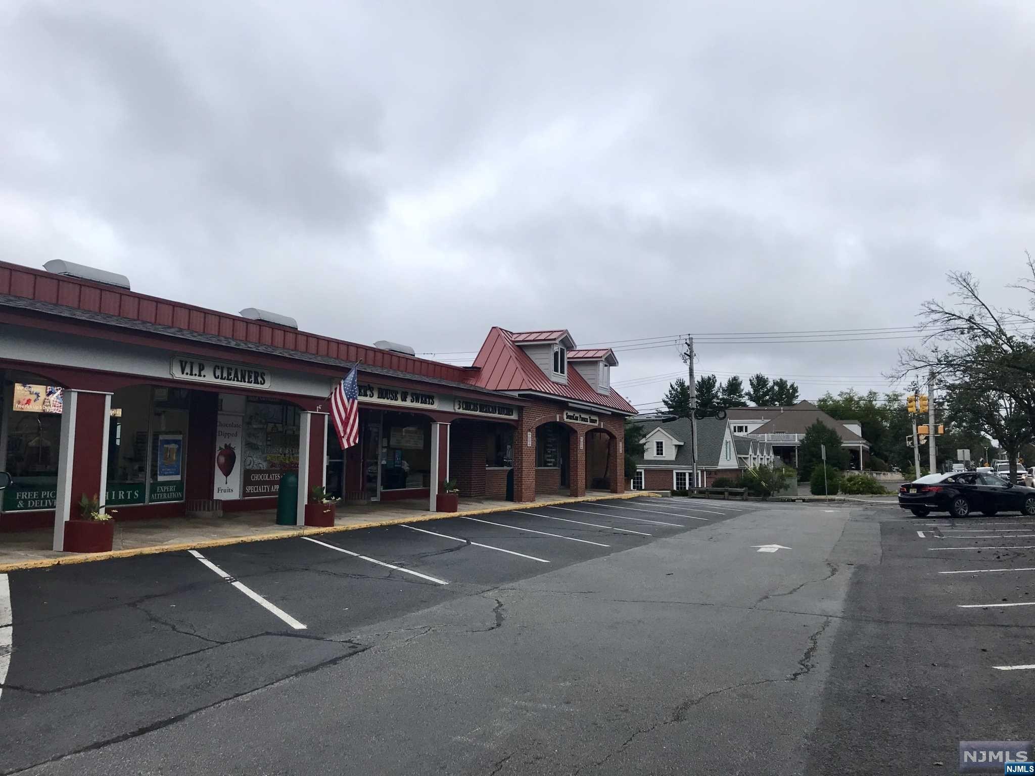 637-651 Avenue Store 6