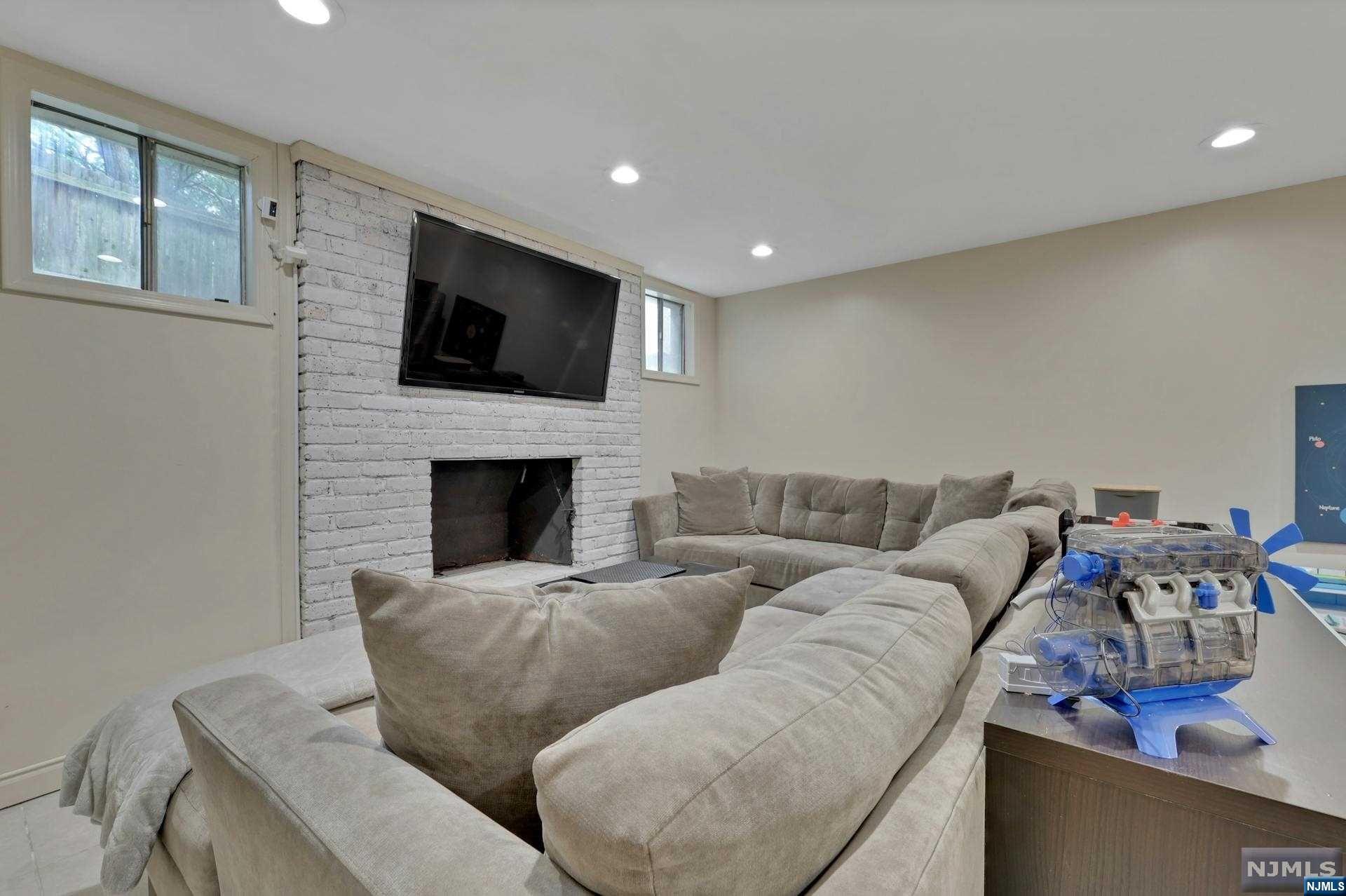 807 Hillsdale Avenue