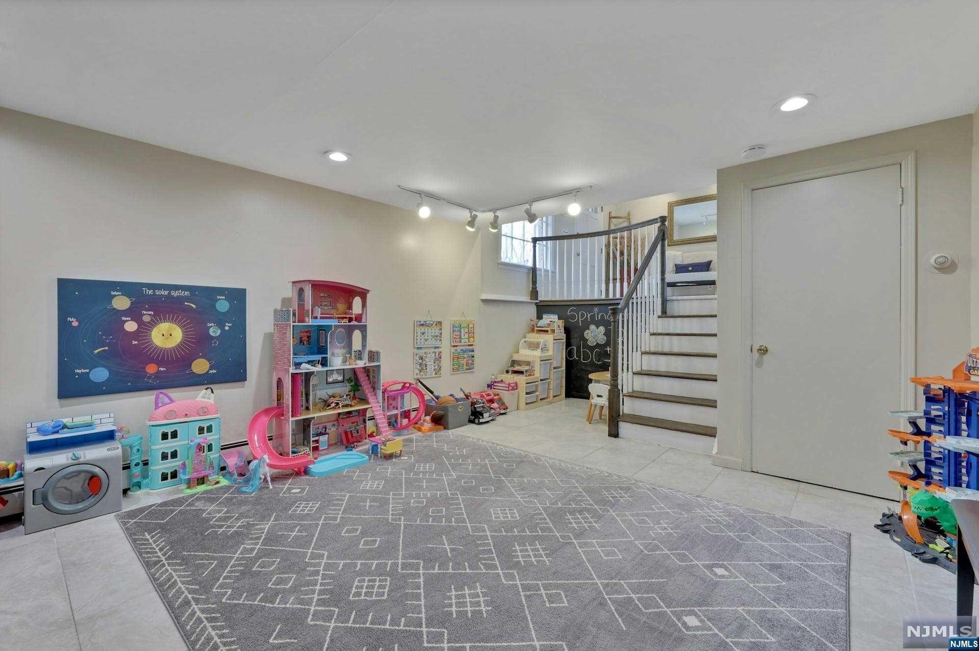 807 Hillsdale Avenue