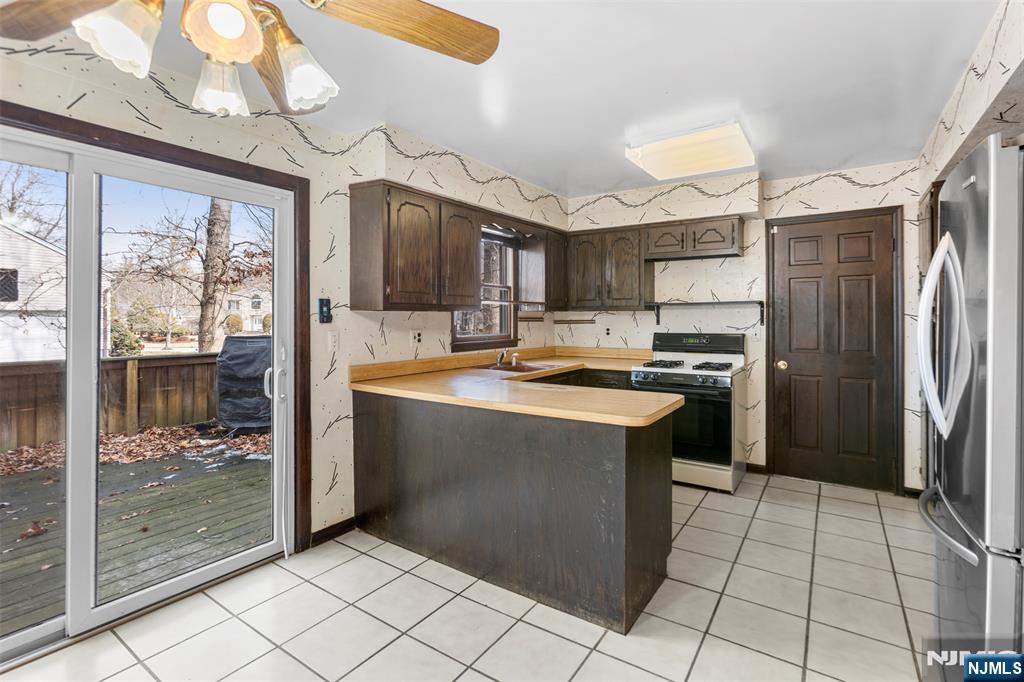 830 Lee Court