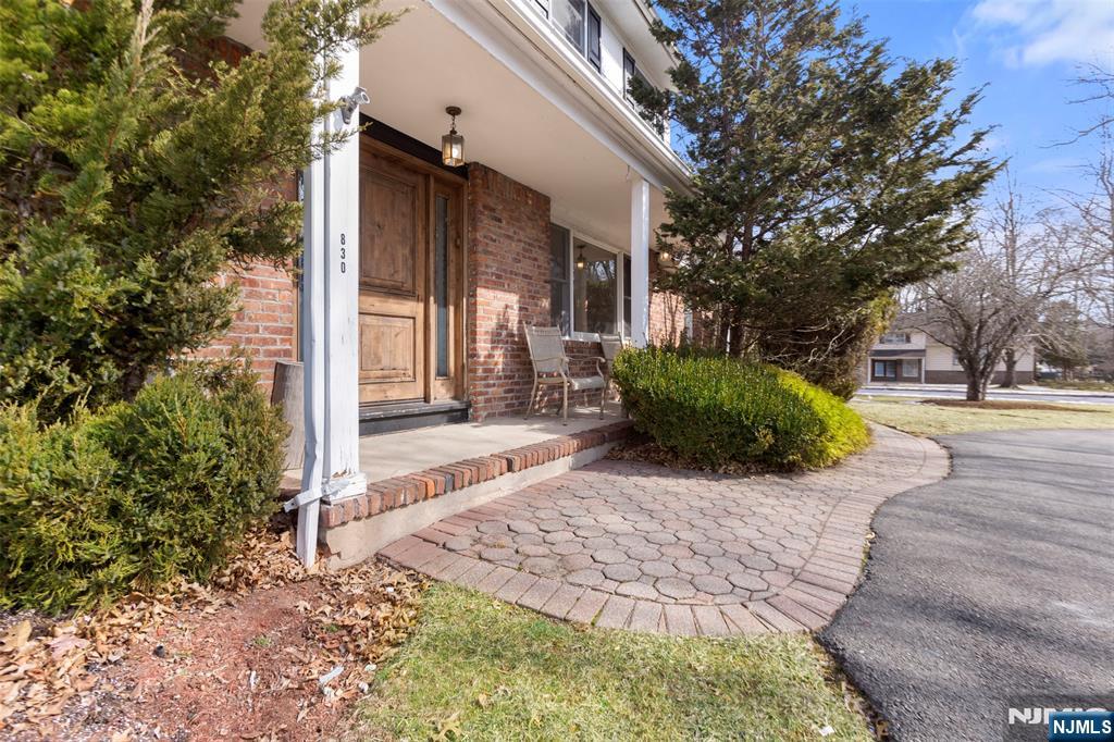 830 Lee Court