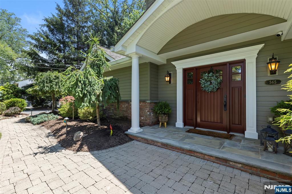 565 Dorchester Drive