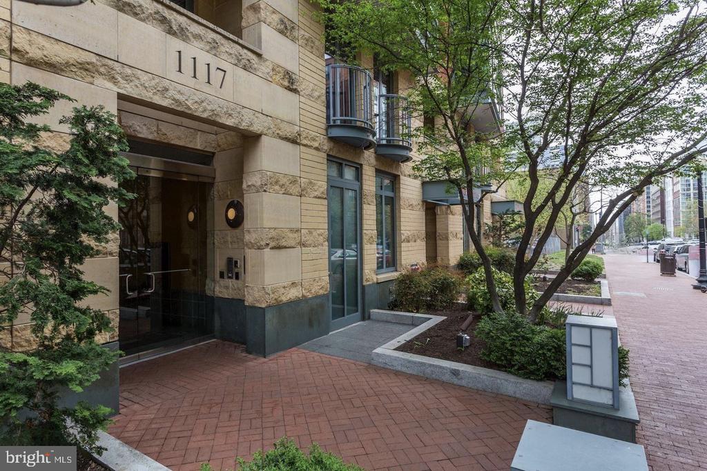 1117 10TH STREET NW Unit: 811