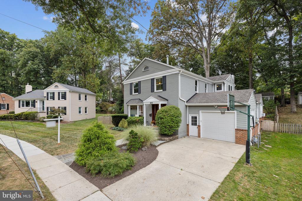 810 Blossom Dr