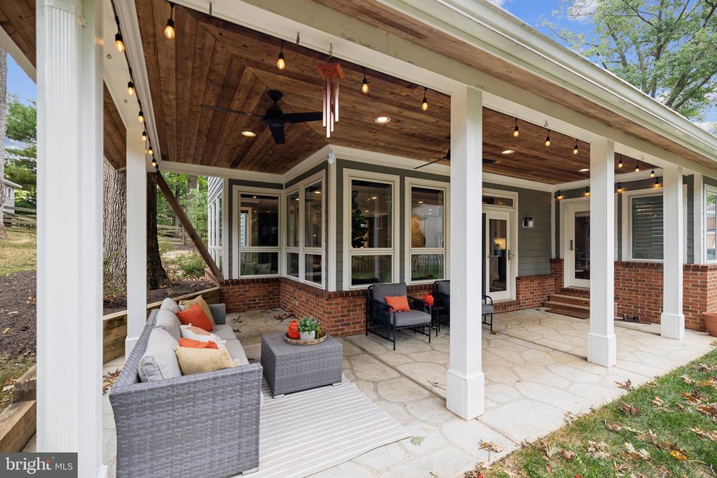 810 Blossom Dr