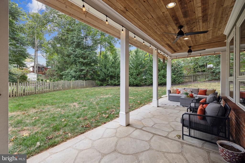 810 Blossom Dr