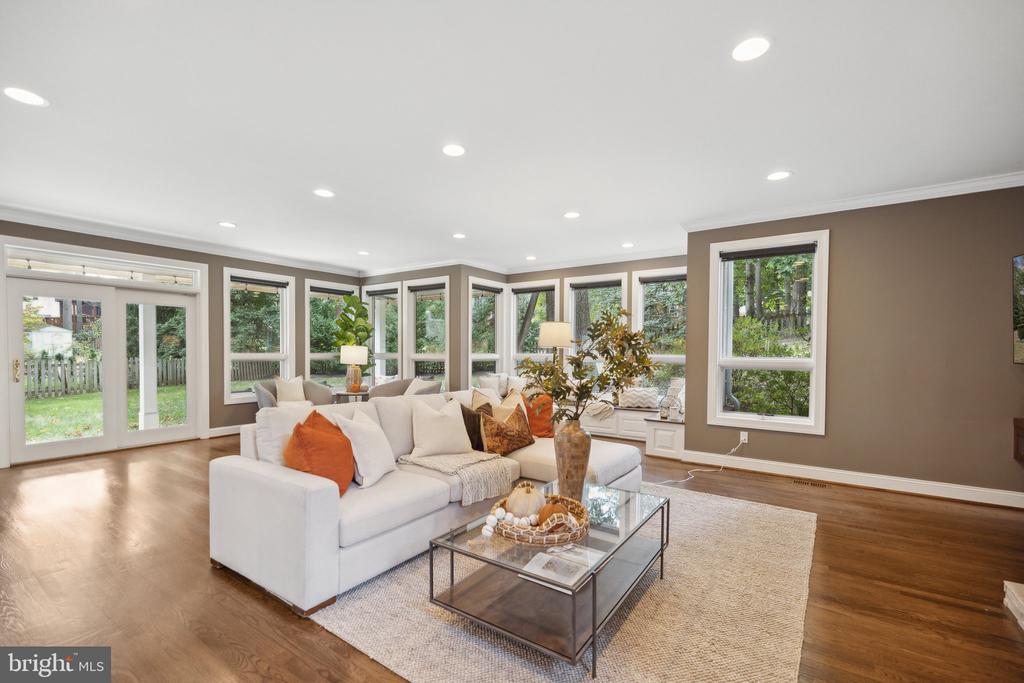 810 Blossom Dr