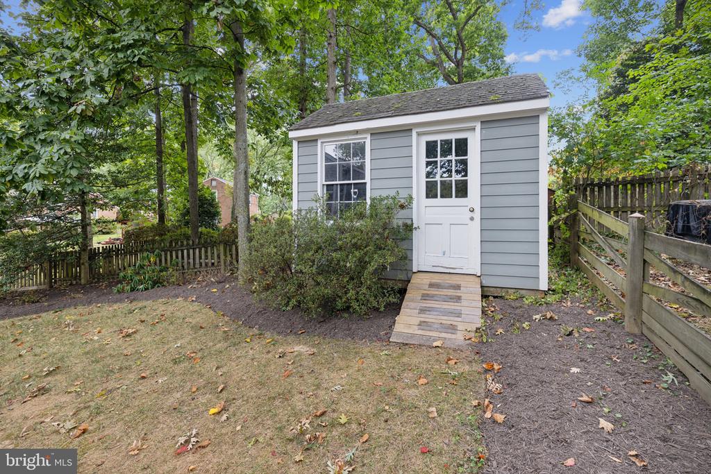 810 Blossom Dr