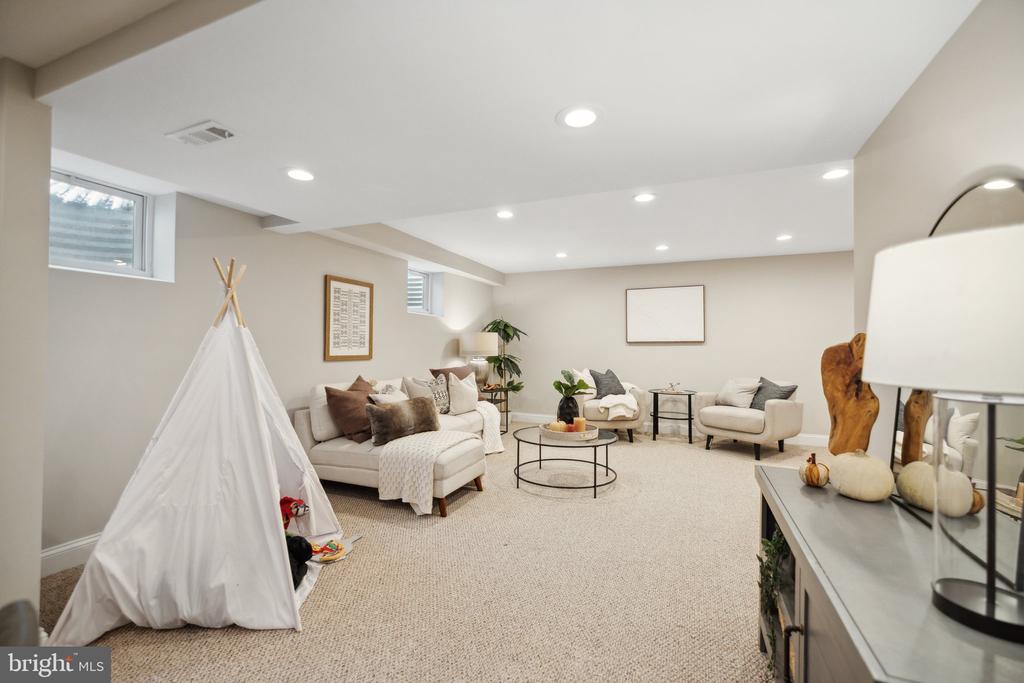 810 Blossom Dr