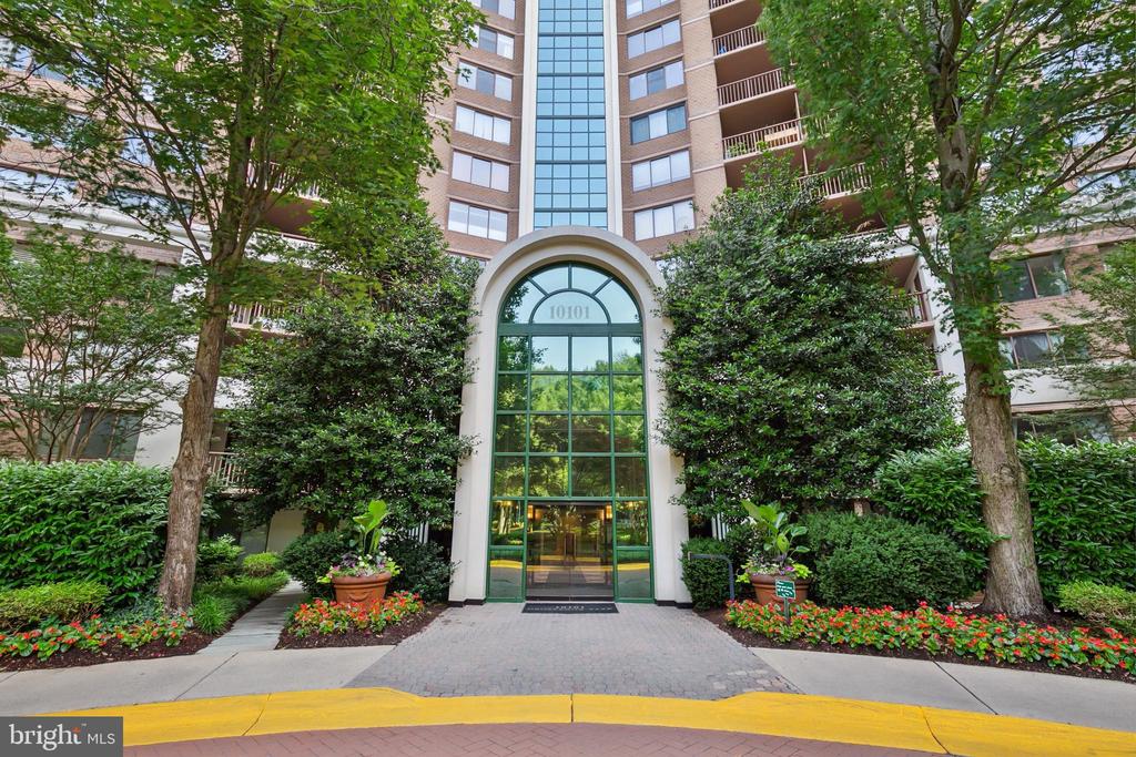 10101 Grosvenor Pl #1302