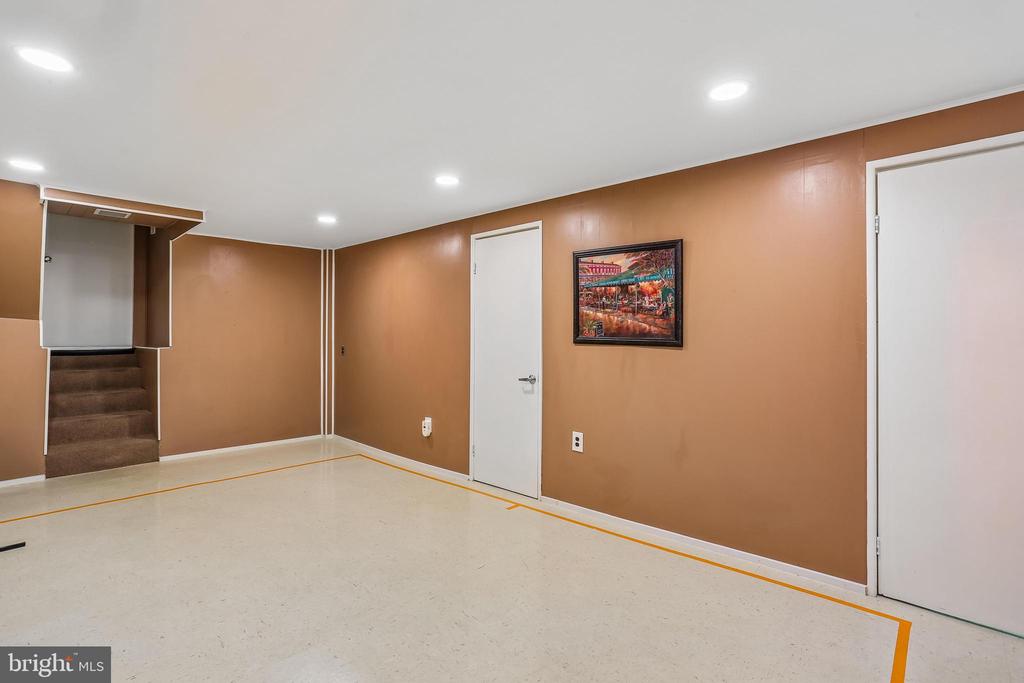 2 FOXHALL COURT