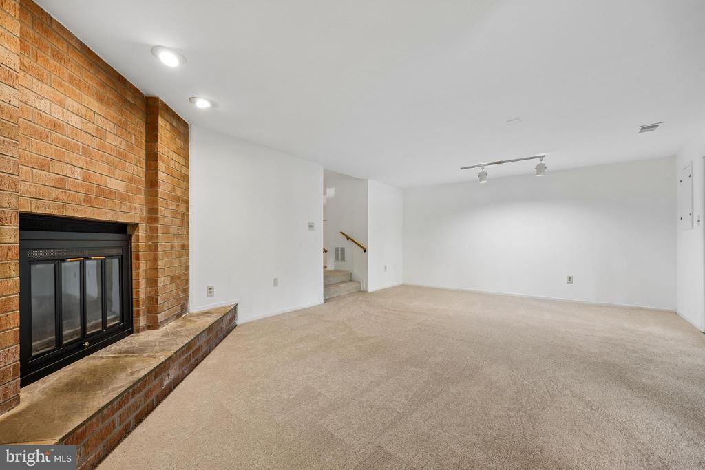5904 VALERIAN LANE