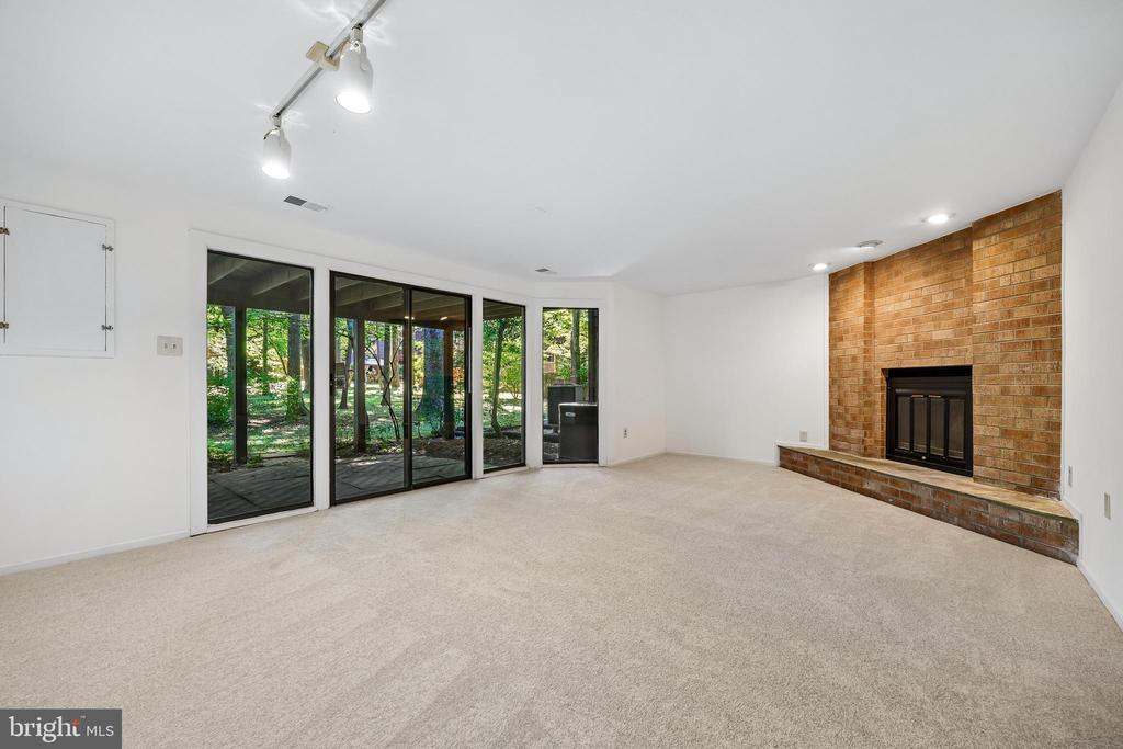 5904 VALERIAN LANE
