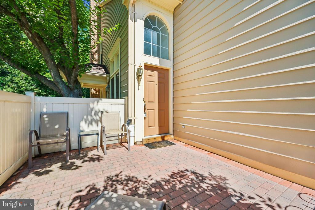 5823 LINDEN SQUARE COURT 52