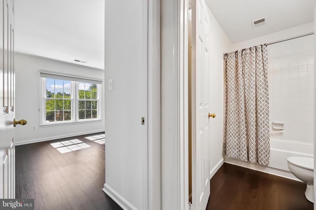 5823 LINDEN SQUARE COURT 52