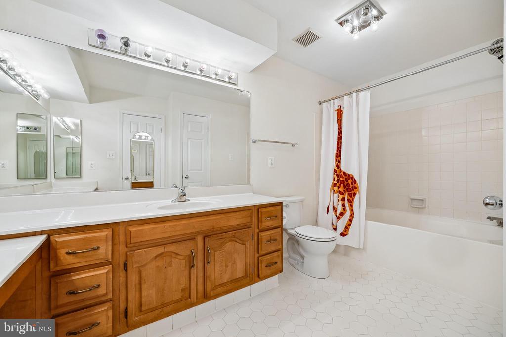 5823 LINDEN SQUARE COURT 52