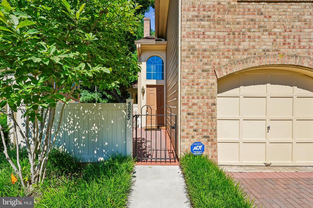 5823 LINDEN SQUARE COURT 52