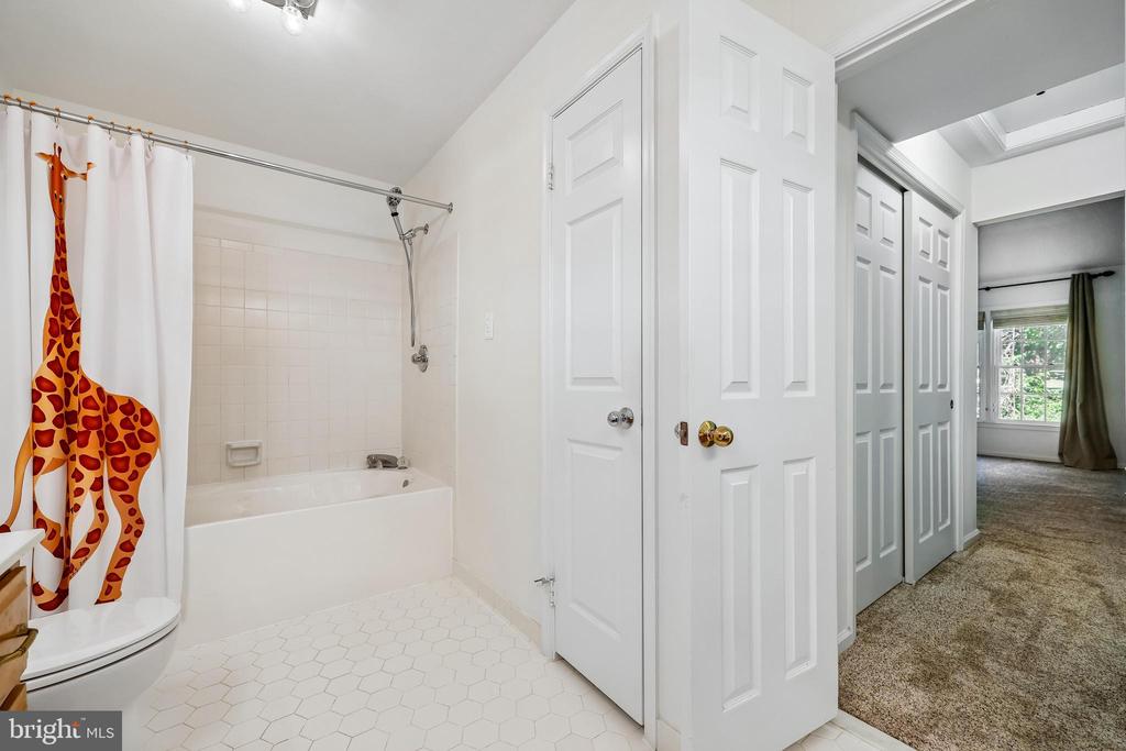 5823 LINDEN SQUARE COURT 52