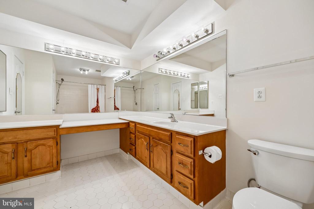 5823 LINDEN SQUARE COURT 52