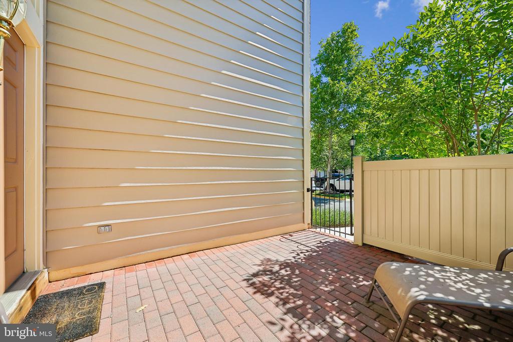5823 LINDEN SQUARE COURT 52