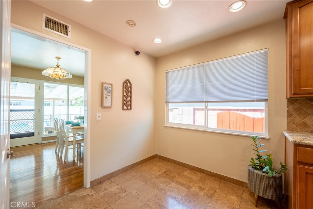 1534 W Edithia