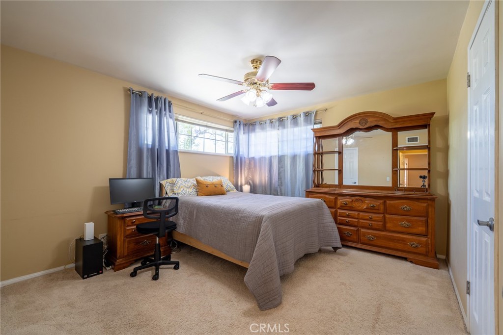 1534 W Edithia