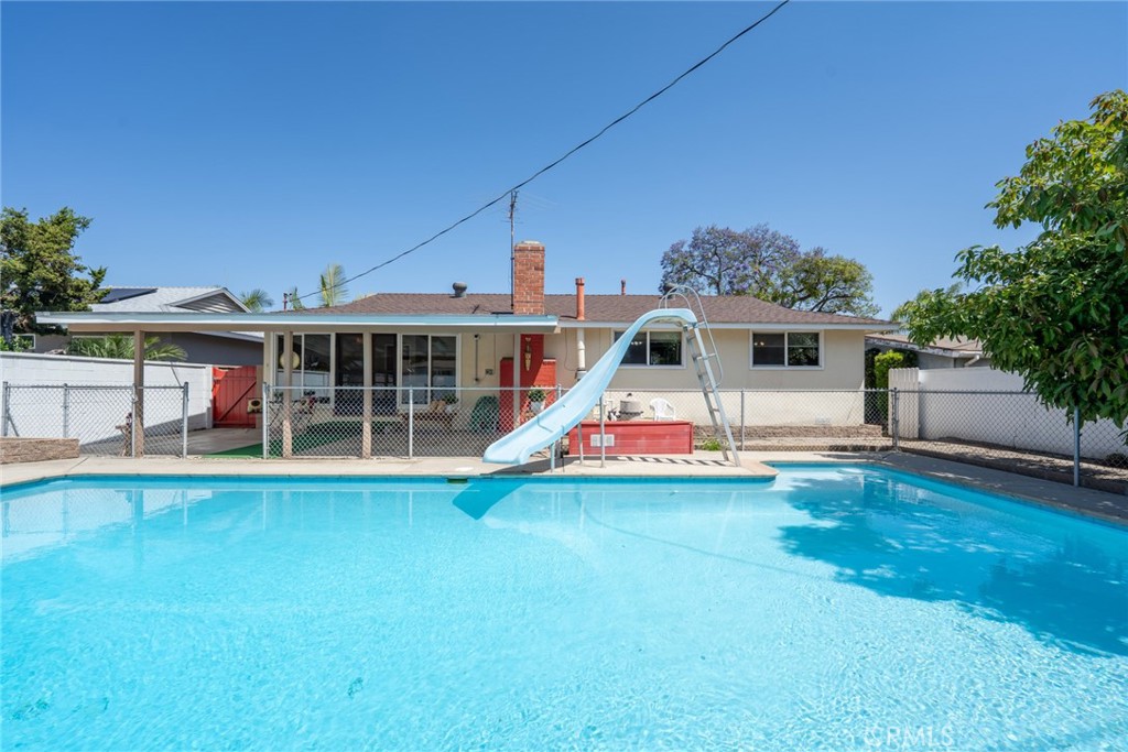 1534 W Edithia