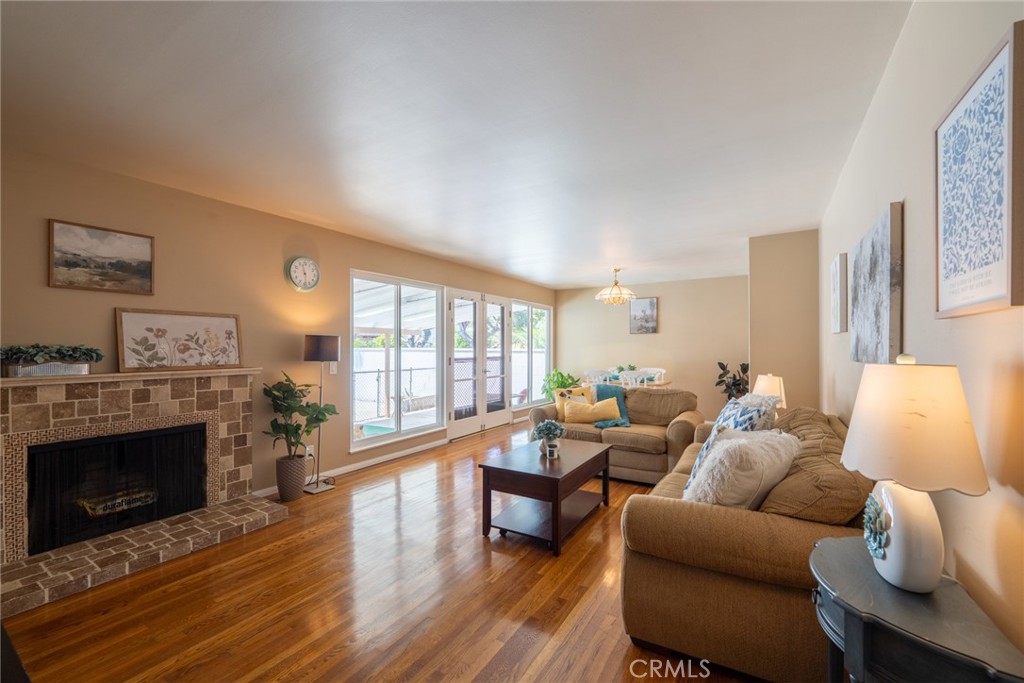 1534 W Edithia