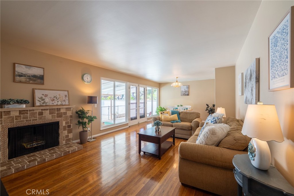 1534 W Edithia