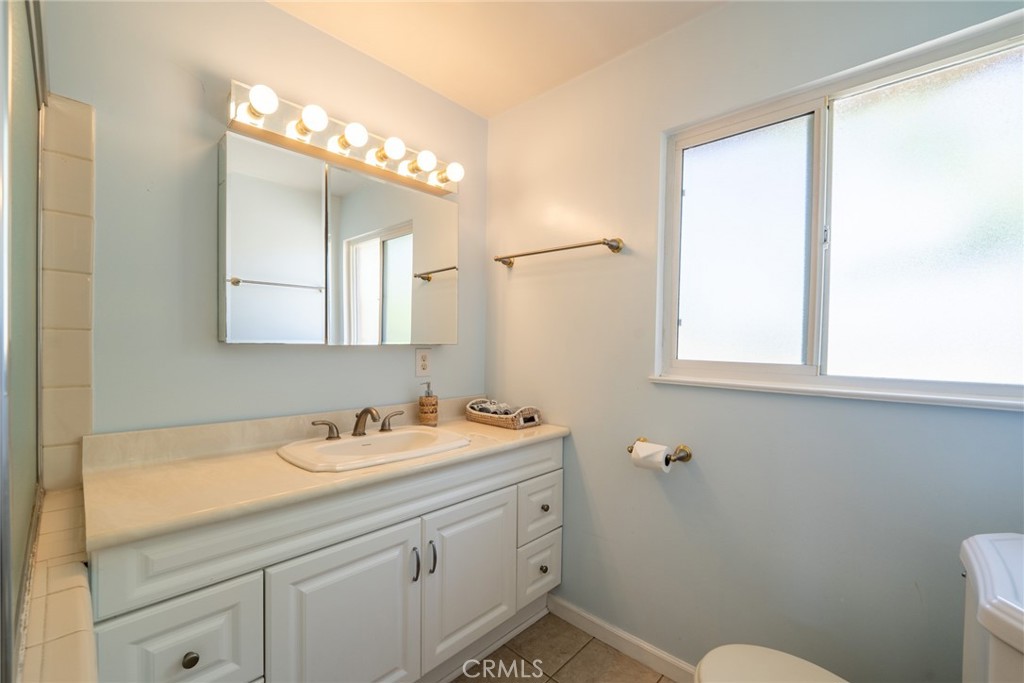 1534 W Edithia