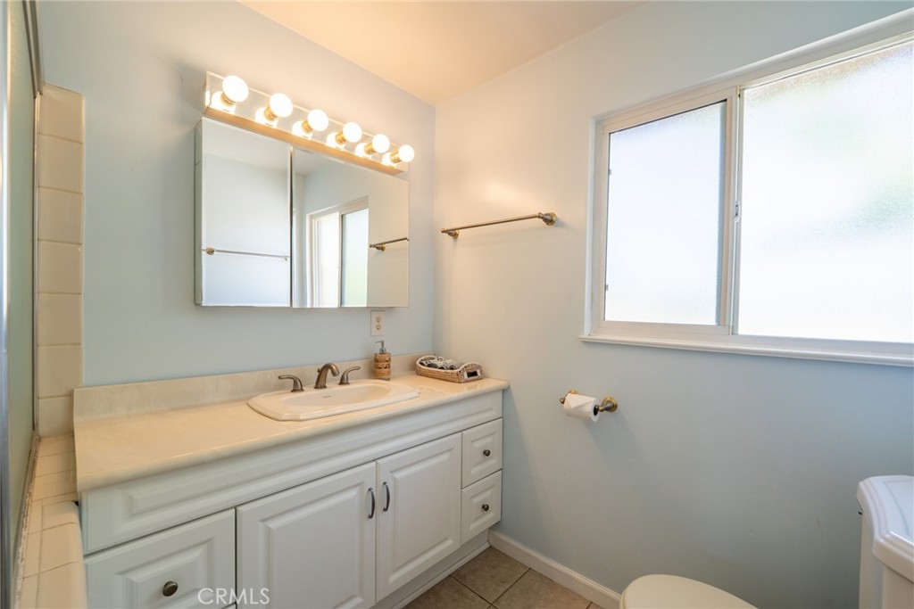 1534 W Edithia