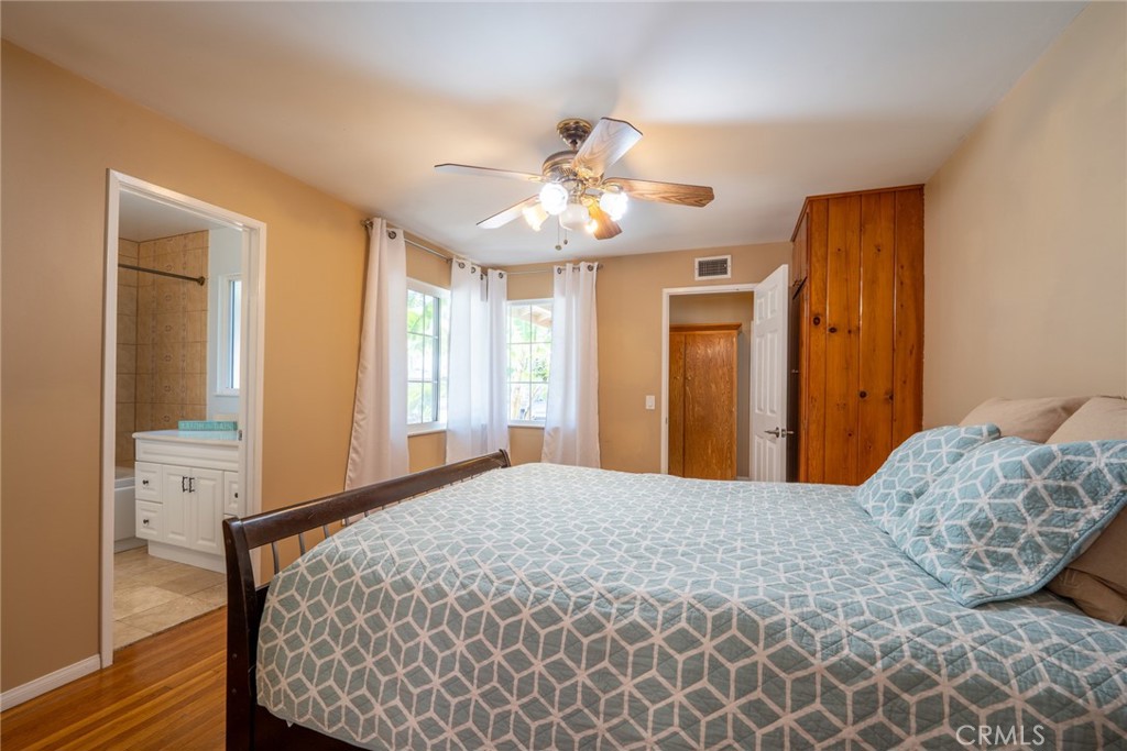 1534 W Edithia