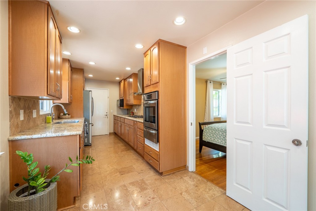 1534 W Edithia