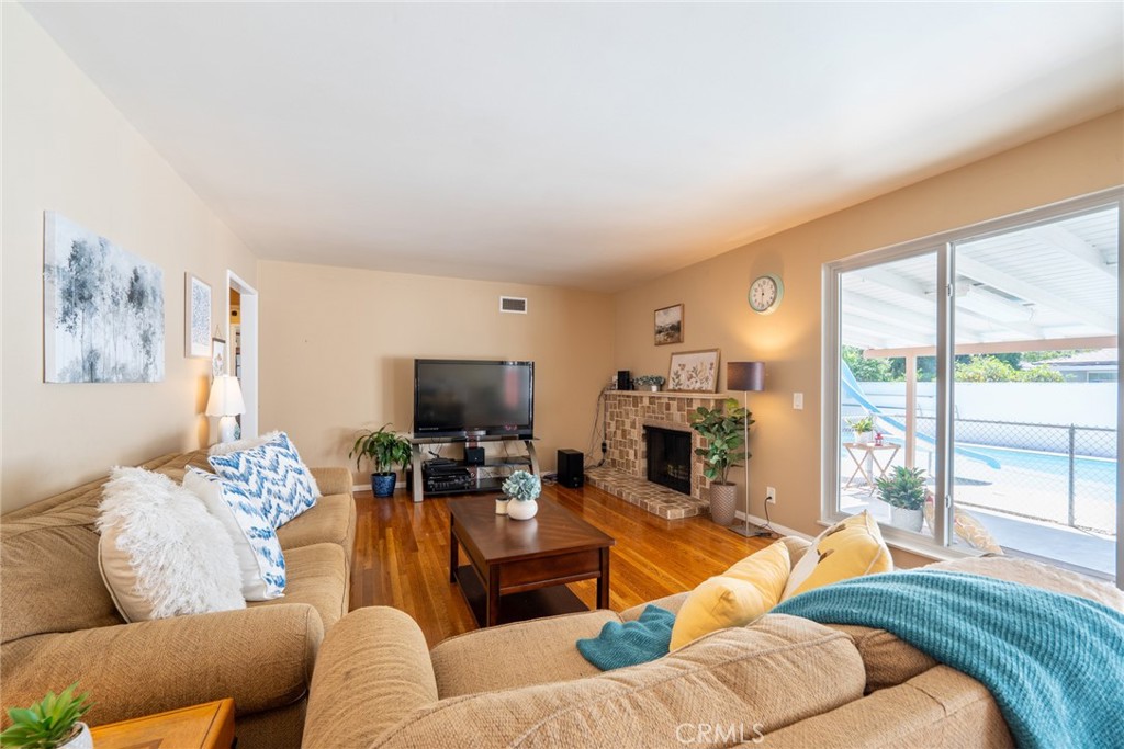 1534 W Edithia