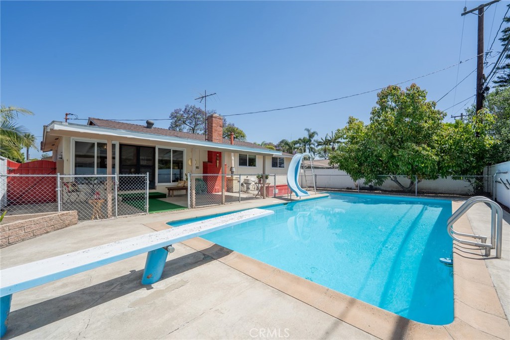 1534 W Edithia
