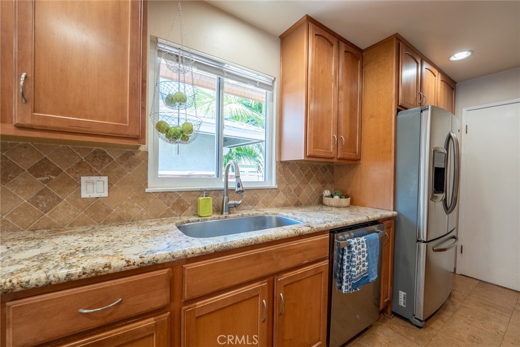 1534 W Edithia