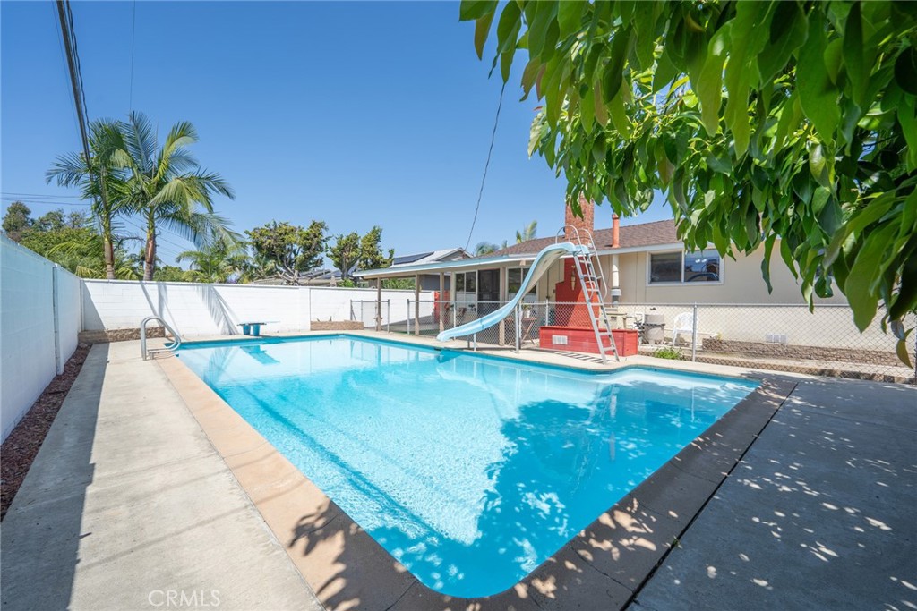 1534 W Edithia